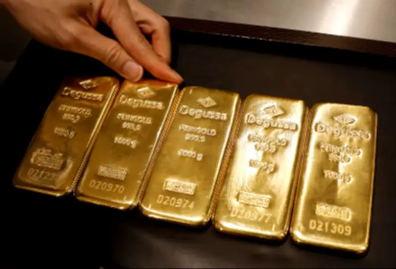 الذهب يتراجع 0.4% متأثراً بصعود الدولار بعد مكاسب قوية