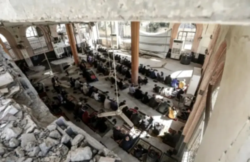 فلسطيني من غزة يؤدّي ثاني جمعة رمضانية بين ركام 1109 مساجد مدمرة