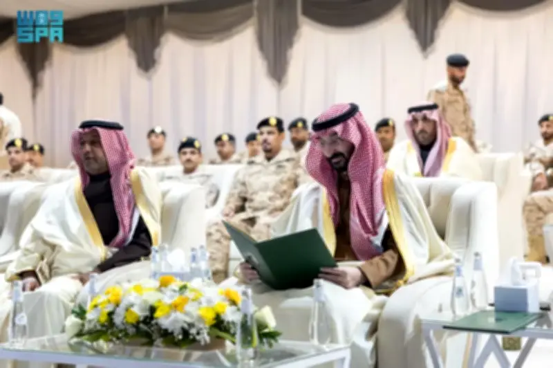 وزير الحرس الوطني الأمير عبدالله بن بندر يتفقد كتيبة مكافحة الشغب 111 بحائل