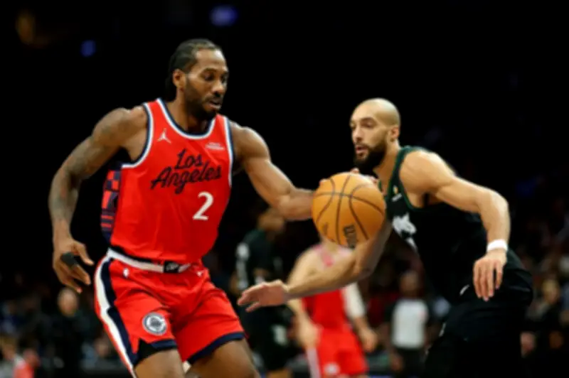 لينارد يسجل 41 نقطة ويقود كليبرز لفوز ساحق على تمبروولفز في دوري كرة السلة الأمريكي