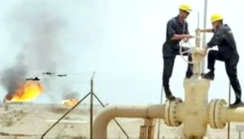 ارتفاع أسعار النفط فوق 69 دولاراً مدفوعاً بانخفاض الدولار وعزوف المصافي الهندية