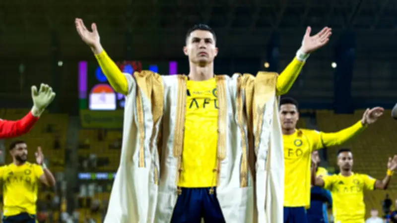 بشت رونالدو الحساوي يخطف الأضواء في يوم التأسيس بتكلفة 80 ألف ريال ومشاركة 9 حرفيين