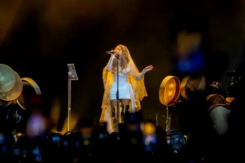 ميريام فارس تخطف الأنظار في الرياض بفستان أبيض وذهبي في ختام بطولة ليف غولف