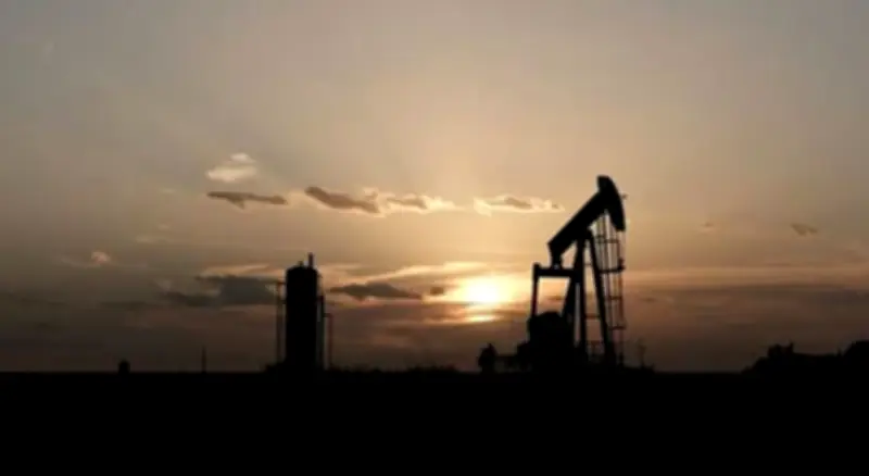 انخفاض أسعار النفط وسط مخاوف من اضطرابات إمدادات مضيق هرمز