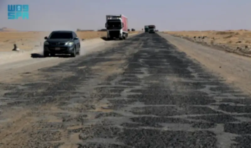 البرنامج السعودي لإعمار اليمن يواصل توسعة طريق العبر في مأرب لتعزيز التنمية