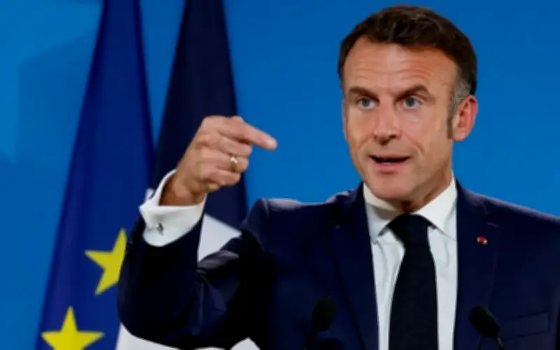 ماكرون يدعو لبناء هيكل أمني أوروبي جديد بمشاركة روسيا ويصف إدارة ترمب بـ"المعادية"