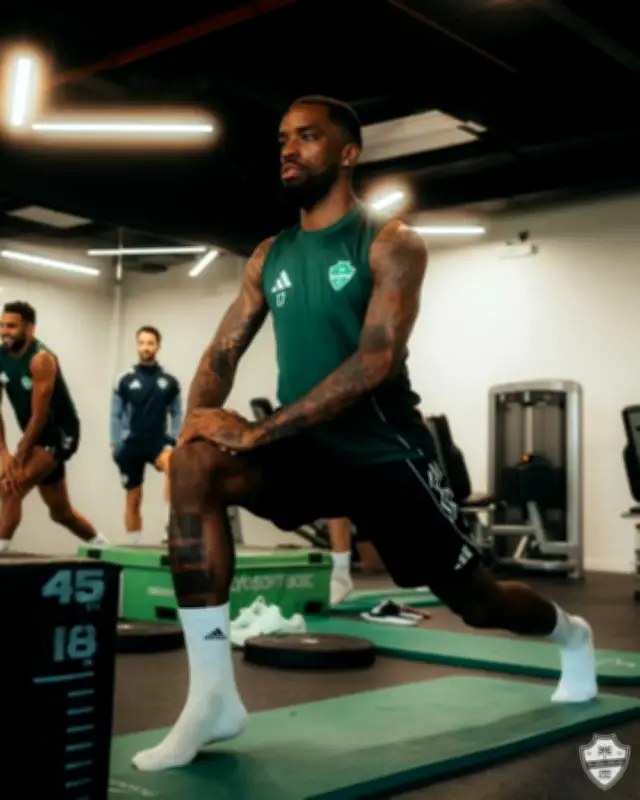 مدرب الأهلي يحذر أربعة لاعبين من الإيقاف قبل مواجهة الشباب في دوري روشن