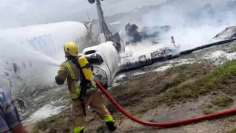 سقوط طائرة ركاب في مطار مقديشو دون إصابات بشرية: حادث مثير يثير التساؤلات