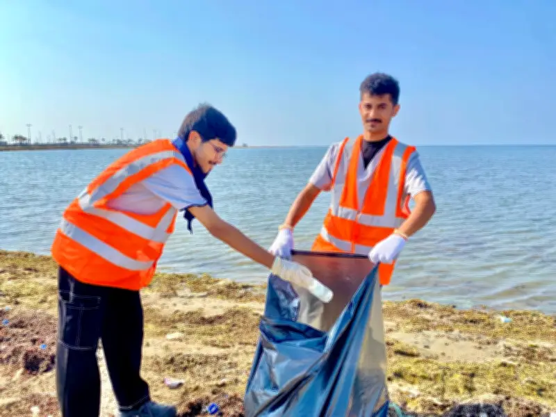 مكتب البيئة بالليث ينفذ مبادرة لتنظيف الشاطئ بالشراكة مع الكلية التقنية