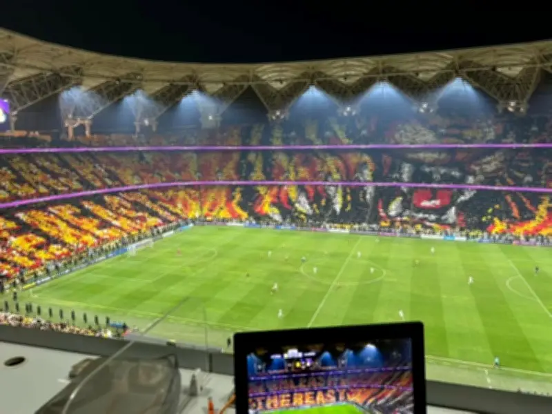 جماهير الاتحاد تخطف الأنظار بتيفو مبدع في دوري أبطال آسيا أمام الغرافة القطري