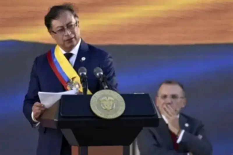 رئيس كولومبيا ينجو من محاولة اغتيال بعد هروب مروحيته إلى البحر لأربع ساعات