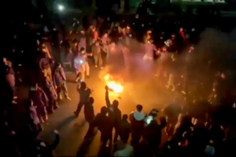 هتافات مناهضة لخامنئي تتردد من الشرفات في طهران عشية ذكرى الثورة الإيرانية