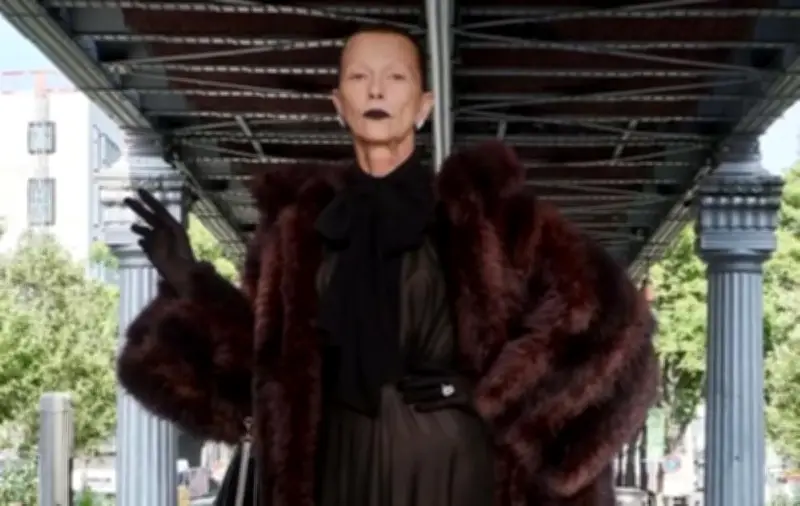 عارضة مصابة بباركنسون على منصة بالنسياغا: هل الموضة تتحدى معايير الجمال التقليدية؟