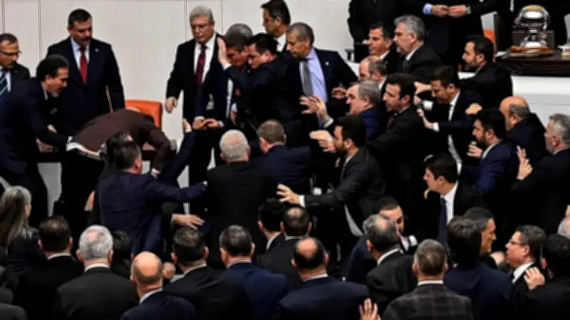 اشتباكات عنيفة في البرلمان التركي تمنع أداء وزير العدل الجديد لليمين الدستورية