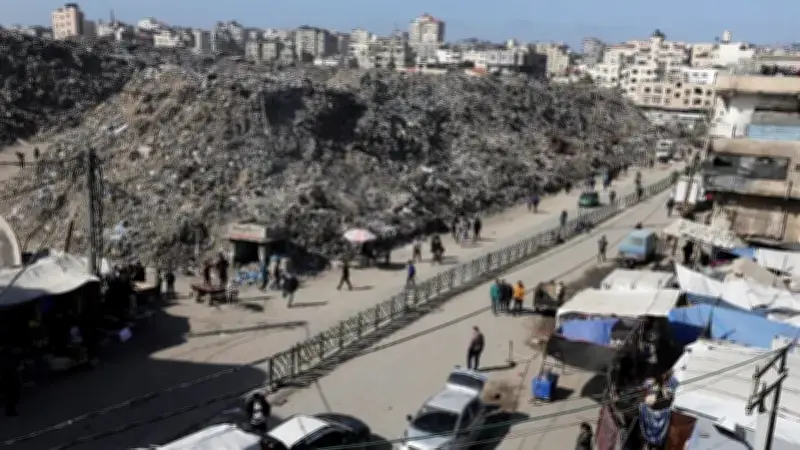 بدء إزالة مكب نفايات ابتلع سوق فراس التاريخي في غزة وسط مخاوف صحية وبيئية متصاعدة