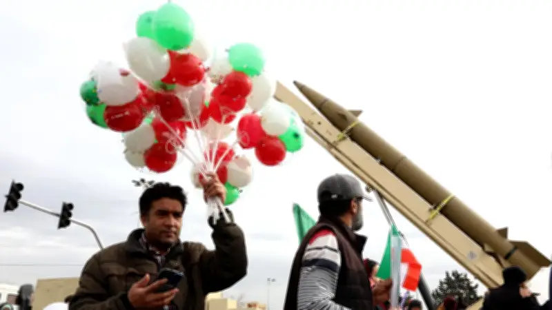 طهران في ذكرى ثورتها: هتافات الولاء فوق الأسطح وصرخات السخط في الأزقة