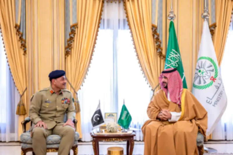وزير الدفاع السعودي يبحث العلاقات الدفاعية مع قائد الجيش الباكستاني في الرياض