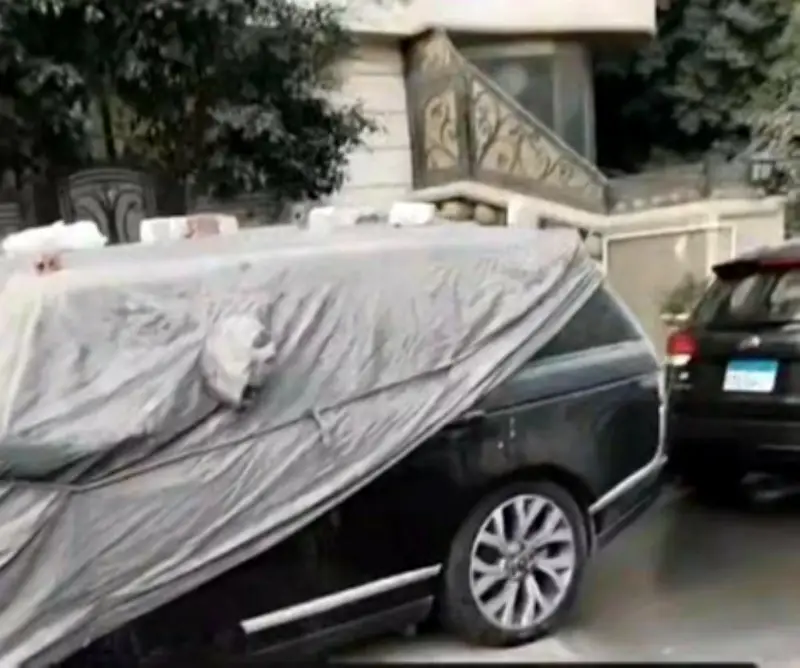 سيارة شيرين عبد الوهاب المغطاة بالتراب تثير جدلاً واسعاً على مواقع التواصل الاجتماعي