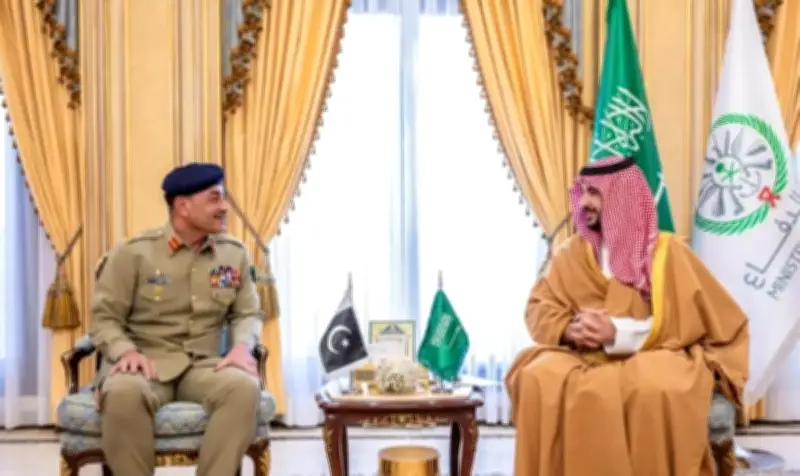 وزير الدفاع السعودي يلتقي قائد الجيش الباكستاني لتعزيز الشراكة الاستراتيجية والأمنية
