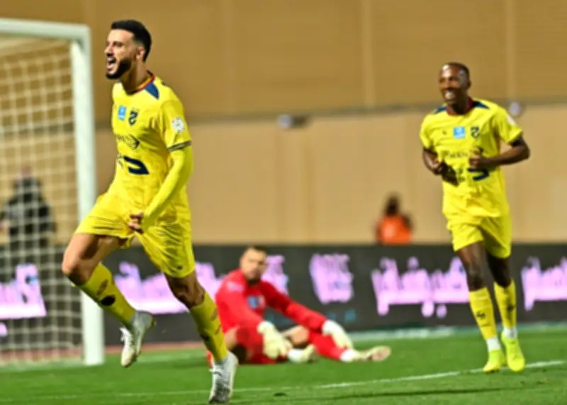 الحزم يقلب الطاولة على الأخدود ويخطف فوزاً مثيراً في دوري روشن