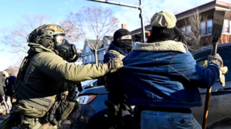 مطاردة عناصر الهجرة لسكان مينيابوليس أثناء مهامهم اليومية البسيطة