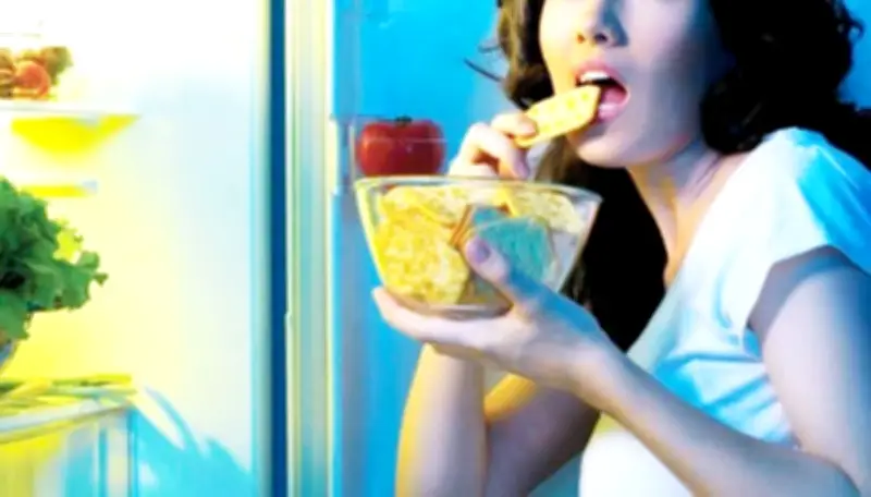 دراسة تحذر: تناول الطعام ليلاً يُربك الدماغ ويُضعف الذاكرة والتركيز