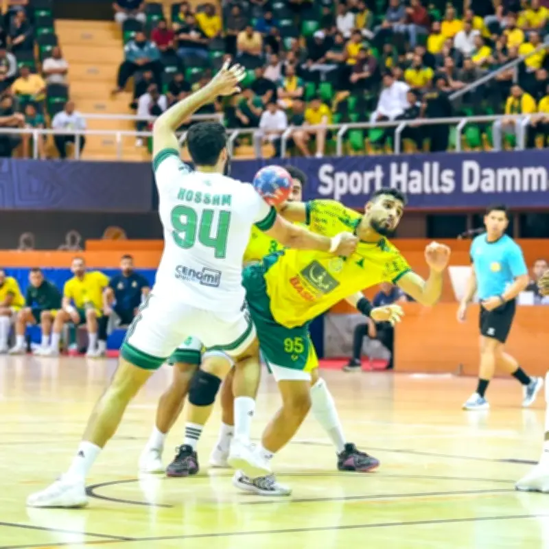 فريق الخليج يتفوق على الأهلي ويعزز صدارته في دوري كرة اليد الممتاز