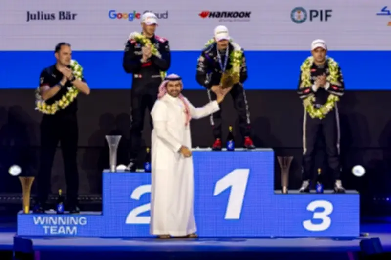 فيرلاين يتوج بالمركز الأول في جولة جدة لفورمولا إي ويشيد بالإستراتيجية الناجحة