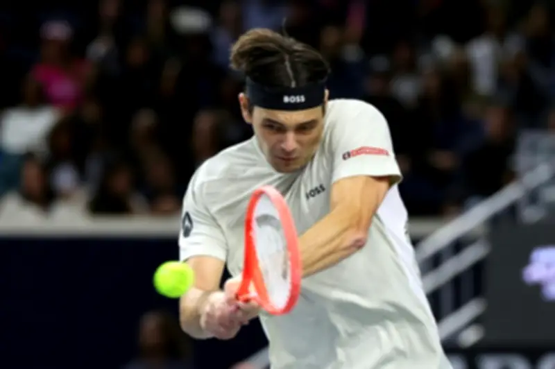 فريتس يتأهل إلى نصف نهائي دورة دالاس بعد مباراة مرهقة مع كوردا