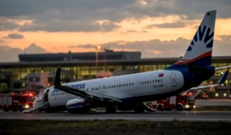 حادثة تقنية صادمة: انهيار معدات الهبوط لطائرة ركاب في مطار أنطاليا التركي