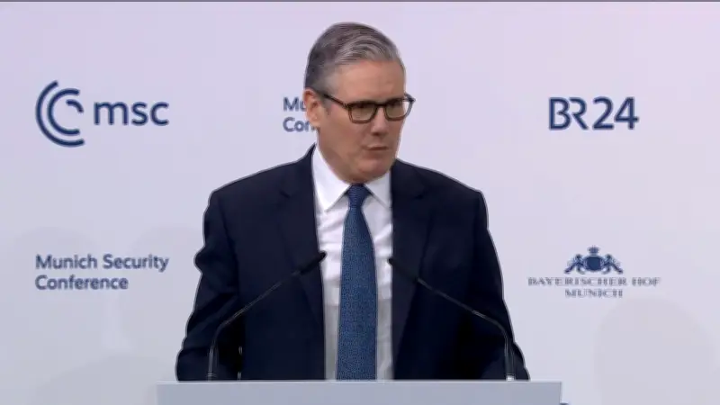 ستارمر يعلن في مؤتمر ميونيخ: بريطانيا ترسل سفنًا حربية إلى القطب الشمالي