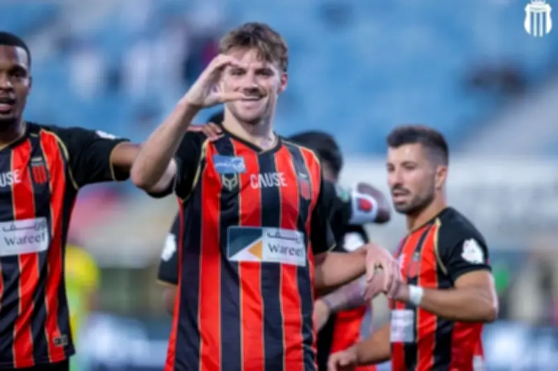 الخليج ينجو من كمين الرياض بتعادل مثير في دوري روشن السعودي