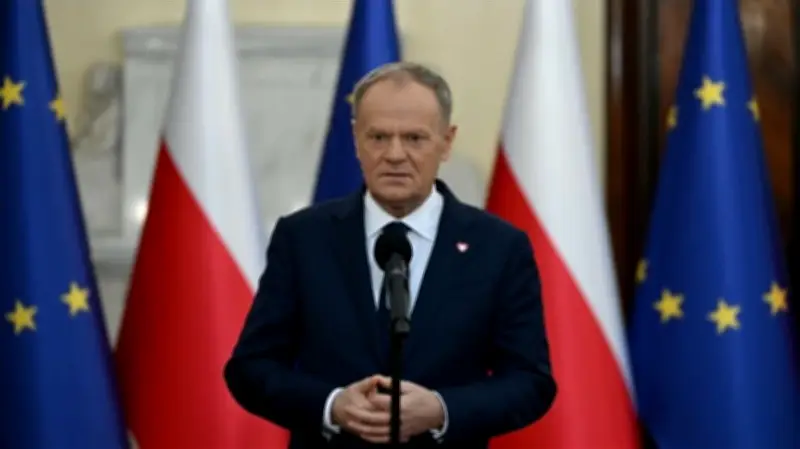 توسك يرفض مزاعم تراجع أوروبا ويؤكد: حلف الناتو ليس بالياً