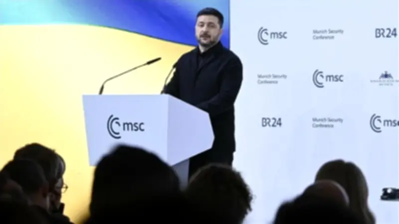 زيلينسكي يجتمع بمبعوثي ترامب في ميونخ استعدادًا لمفاوضات السلام الثلاثية في جنيف