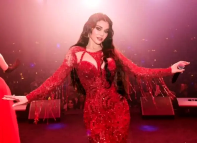 هيفاء وهبي تتألق بفستان أحمر مطرز في إطلالة تجمع بين الجرأة والرقي