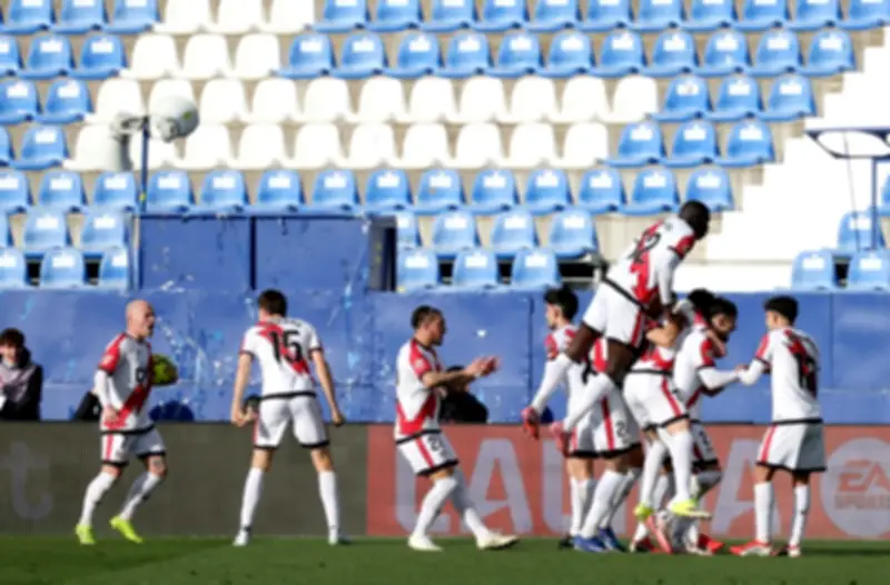 رايو فايكانو يكتسح أتلتيكو مدريد بثلاثية نظيفة في مفاجأة الدوري الإسباني