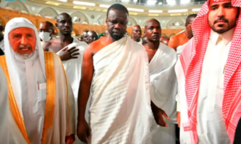 رئيس وزراء السنغال يؤدي مناسك العمرة في مكة المكرمة خلال زيارة رسمية