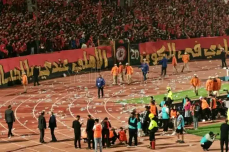 أجواء مشحونة وعقوبات مرتقبة.. تفاصيل أحداث شغب مباراة الأهلي والجيش الملكي في دوري أبطال أفريقيا