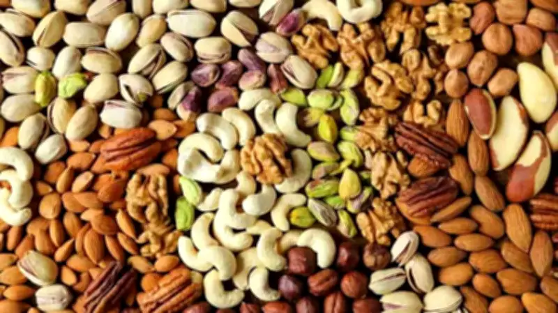 التوقيت الذهبي لتناول المكسرات: فوائد صحية للطاقة والقلب وإنقاص الوزن