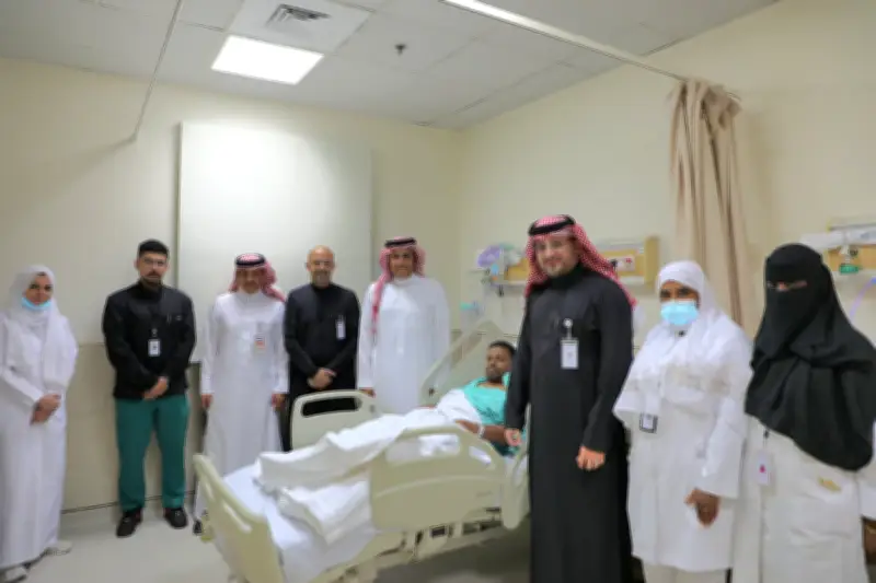 الأمير خالد بن سلطان يطمئن على مصابي فورمولا إي ويشيد بجاهزية مجمع الملك عبدالله الطبي بجدة