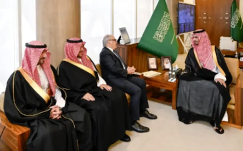 أمير منطقة الدرعية يستقبل المسؤولين وقادة الجامعات بعد صدور الأمر الملكي بتعيينه