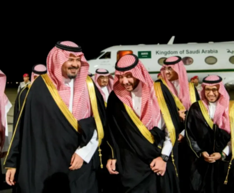 أمير المدينة المنورة يستقبل نائبه الجديد الأمير سعود بن نهار في مطار الأمير محمد بن عبدالعزيز