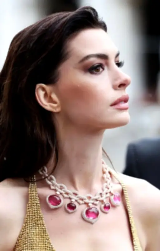 آن هاثاواي تخطف الأنظار بإطلالة ذهبية وفضية تجمع بين الفخامة الملكية والجرأة العصرية