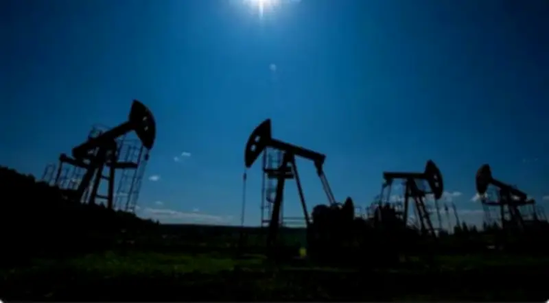 انخفاض أسعار النفط مع تقدم المحادثات الأمريكية الإيرانية وترقب تقارير المخزونات