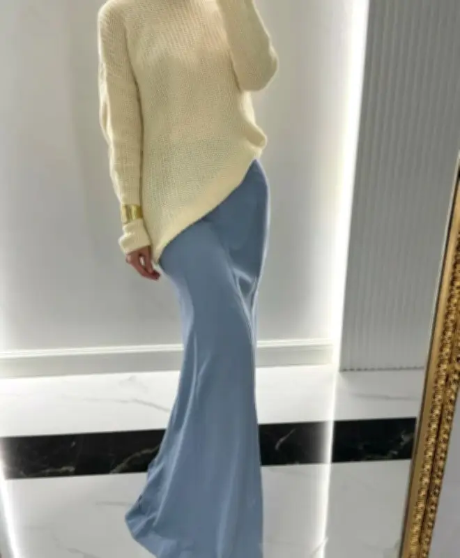 تنورة الجينز الطويلة تعود إلى عالم الموضة بحلة عصرية مستوحاة من روح الألفينات