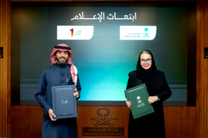 وزير الإعلام يرعى توقيع اتفاقية "ابتعاث الإعلام" مع مجموعة "ون" لتعزيز كفاءات القطاع