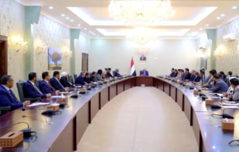 رئيس الوزراء اليمني يشيد بالدعم السعودي ويحذر من التشجيع على الفوضى في اجتماع حكومي