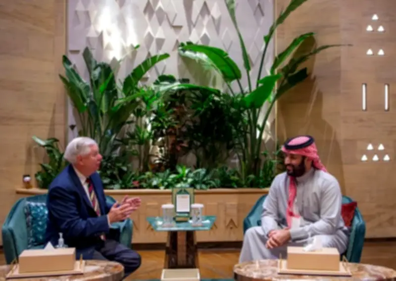 وزير الدفاع السعودي يقلد القائد السابق لقيادة أمريكا الوسطى وسام الملك عبدالعزيز