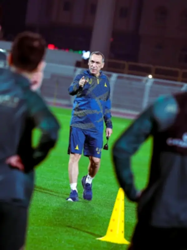 مدرب الخليج اليوناني دونيس: مواجهة نيوم حاسمة وتتطلب تركيزاً استثنائياً