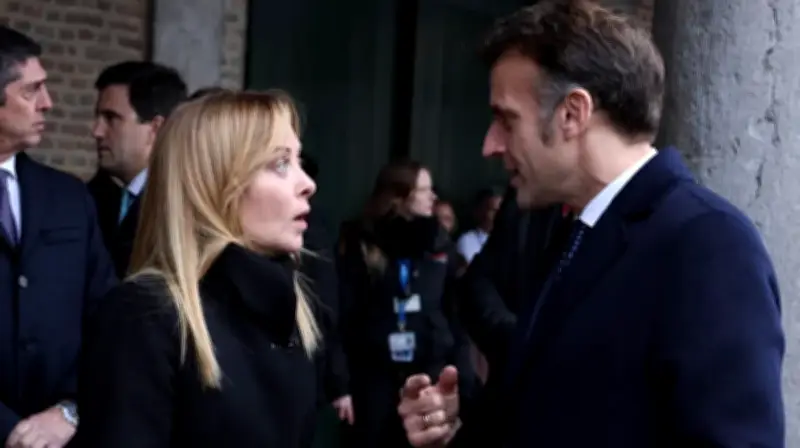 تصادم دبلوماسي بين ماكرون وميلوني حول مقتل ناشط فرنسي يميني متطرف